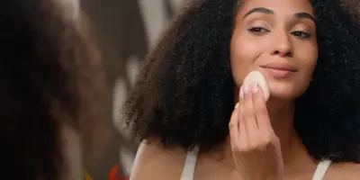 Le coton nettoyant pour le visage